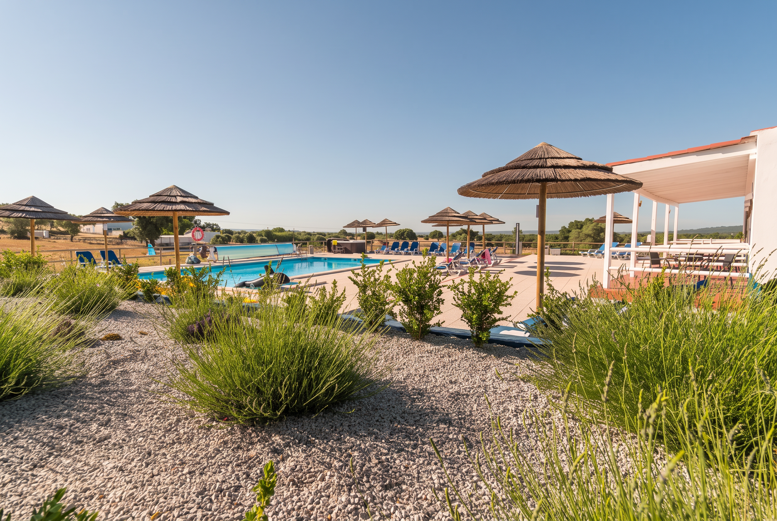 Espreguiçadeiras junto à piscina do monte